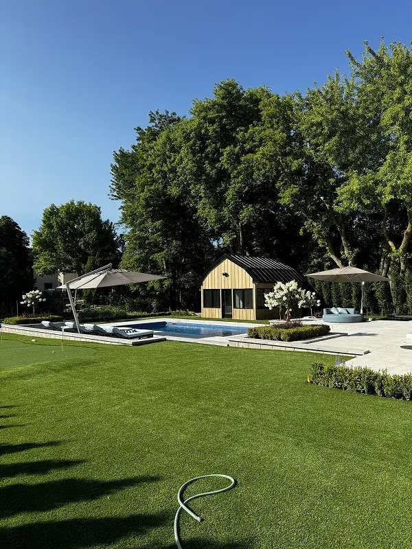 Custom putting green design GTA — backyard synthetic turf